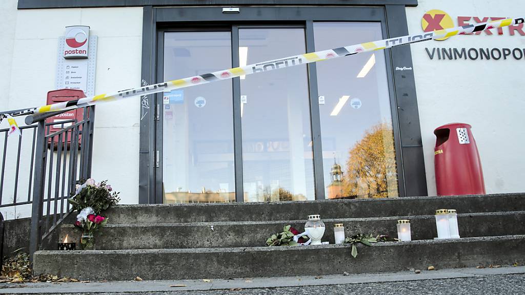 Vor einem Geschäft, das in die Gewalttat in der norwegischen Kleinstadt Kongsberg verwickelt war, stehen Blumen und Kerzen. Foto: Terje Bendiksby/NTB/AP/dpa