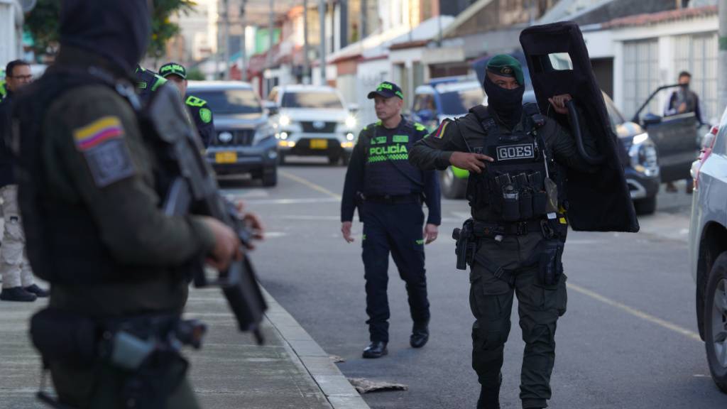 Sicherheitsbeamte sichern ein Stadtviertel vor einer Wahlkampfveranstaltung in Bogota, Kolumbien. Foto: Ivan Valencia/AP/dpa/Archivbild