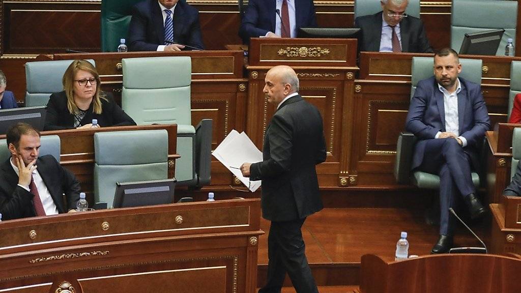 Premierminister Isa Mustafa muss gehen: Das Parlament in Pristina entzog der Regierung das Vertrauen, nun steht das Land vor Neuwahlen.