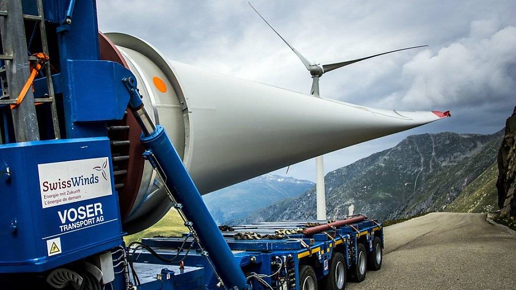Ein Rotorblatt wird zum höchstgelegenen Windpark Europas beim Nufenenpass auf 2500 m.ü.M. im Oberwallis transportiert.