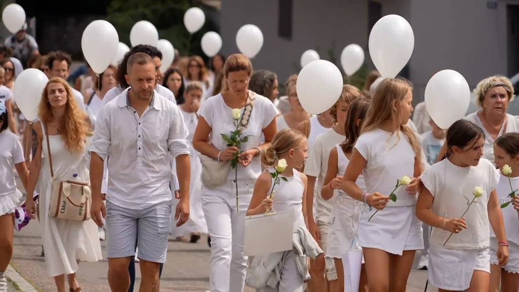 Nach dreifachem Tötungsdelikt in Corcelles NE: Trauernde versammeln sich zu Schweigemarsch
