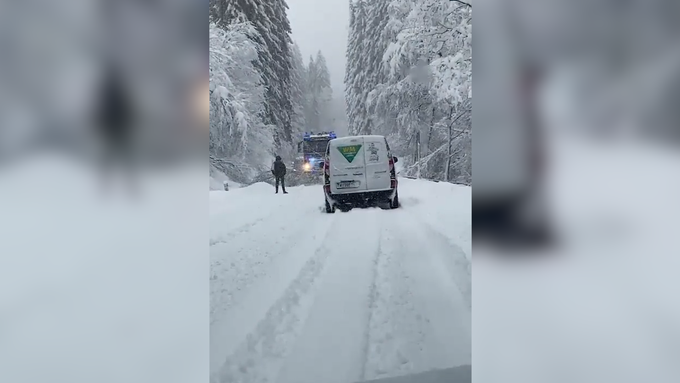 Starke Schneefälle in Österreich sorgen für Lawinengefahr und Verkehrschaos