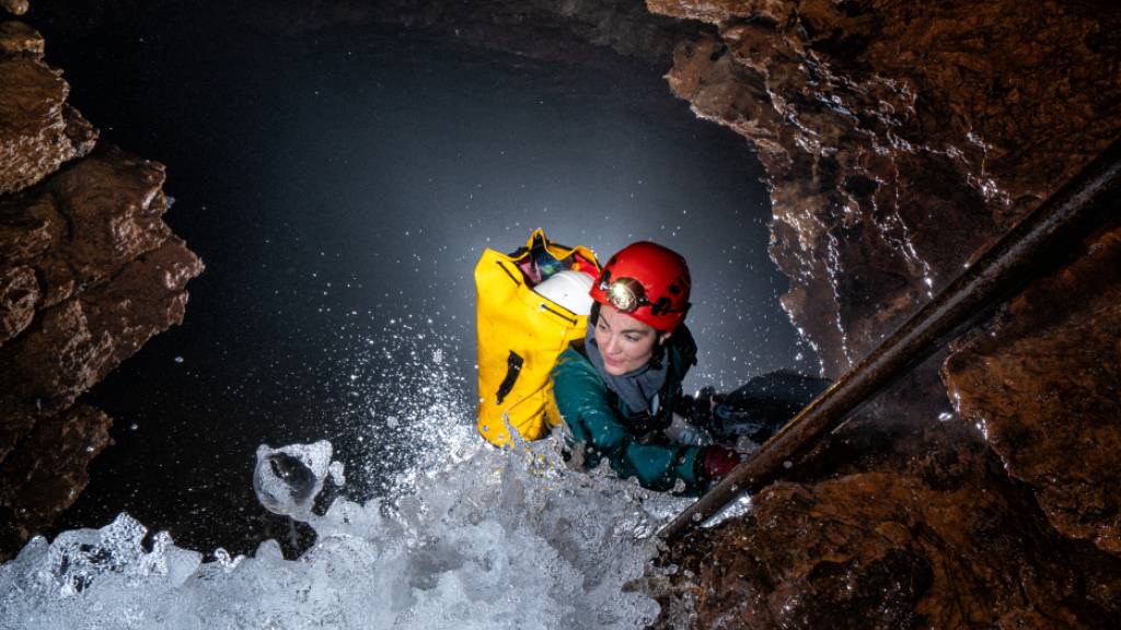 Das Foto zeigt die Höhlenforscherin Ainhoa Val beim Abstieg durch die «Grande Cascade» in
der Karsthöhle von Milandre bei Boncourt (Jura). Es hat den ersten Preis in der Kategorie «Frauen und Männer der Wissenschaft» gewonnen.