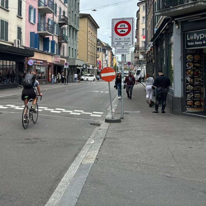 Geklautes Verbotsschild an der Langstrasse stiftet Verwirrung