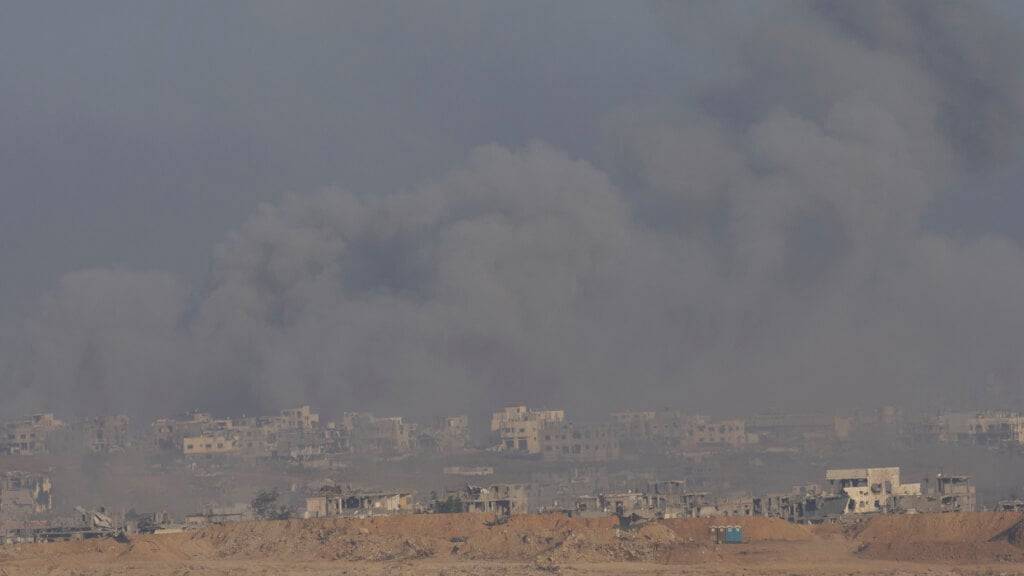 Rauch steigt nach einem Bombardement der israelischen Armee im Gazastreifen auf, vom Süden Israels aus gesehen. Foto: Ohad Zwigenberg/AP/dpa