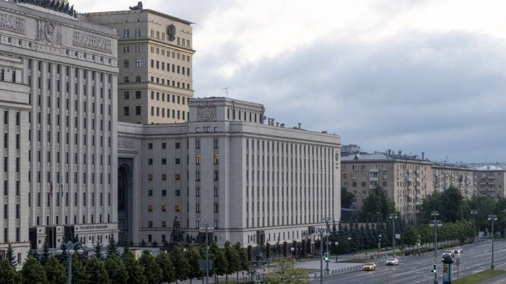 ARCHIV - Ein Blick auf das Gebäude des russischen Verteidigungsministeriums mit Flugabwehrsystemen auf dem Dach in Moskau, Russland. Foto: Uncredited/AP/dpa
