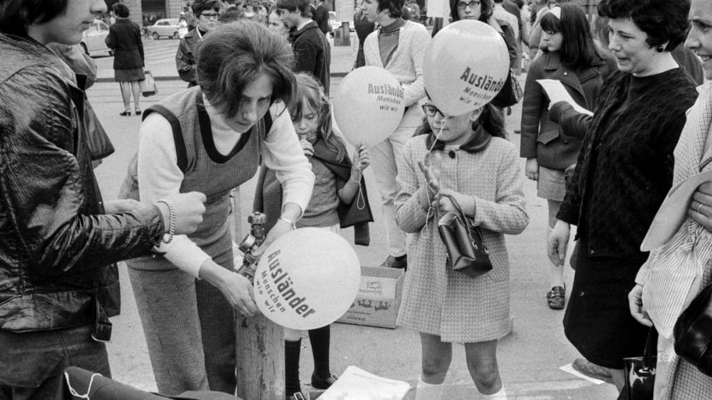 Die Schwarzenbach-Überfremdungsinitiative sorgte 1970 für politischen Zündstoff. Schreibende mit Migrationshintergrund begannen, sich literarisch mit ihrer Herkunft auseinanderzusetzen - und öffnen so die Literatur mit neuen Perspektiven. (Archivbild)