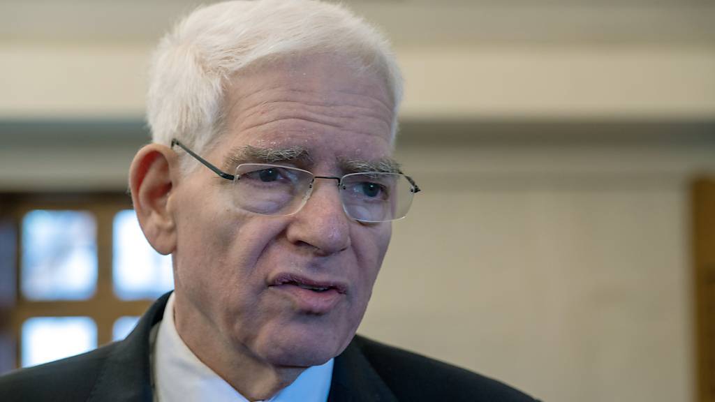 ARCHIV - Josef Schuster, Präsident des Zentralrats der Juden in Deutschland, spricht im Inneren der ehemaligen Synagoge Allersheim im Fränkischen Freilandmuseum Bad Windsheim. Foto: Pia Bayer/dpa