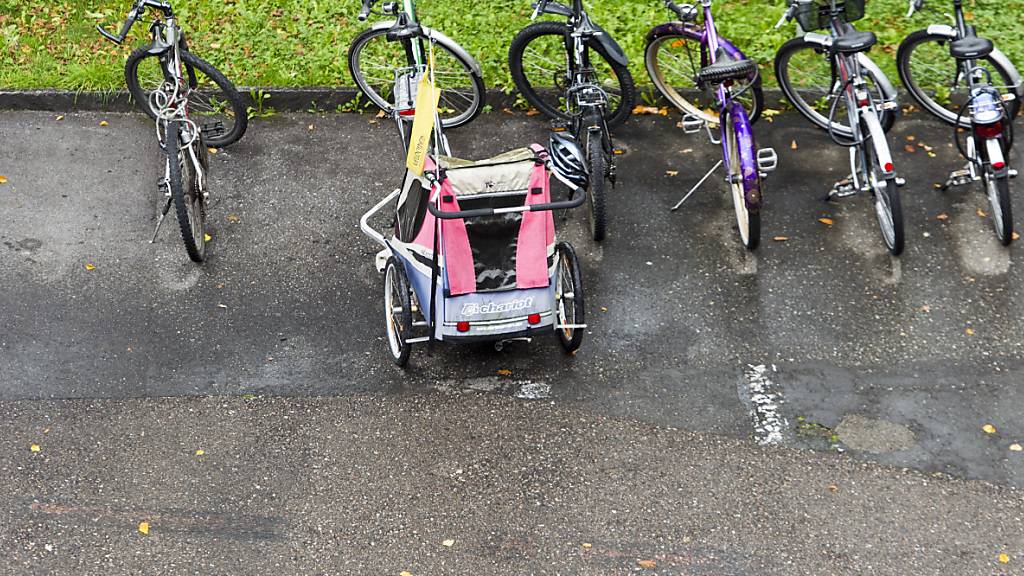 Laut der Beratungsstelle für Unfallverhütung sind Anhänger die sicherste Variante, um Kinder mit dem Velo zu transportieren. (Archivbild)