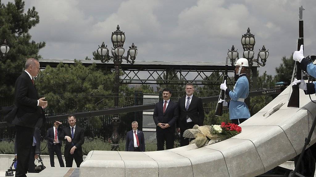 Der türkische Präsident Recep Tayyip Erdogan legt Blumen am Denkmal für die Opfer des gescheiterten Militärputsches nieder.