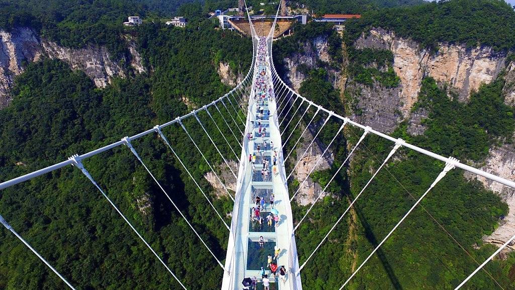 Die 430 Meter lange Brücke führt in bis zu 300 Metern Höhe über einen Canyon in den Zhangjiajie-Bergen.