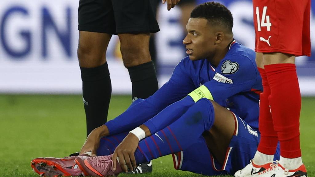 Der Knöchel schmerzt: Kylian Mbappé sitzt auf dem Rasen