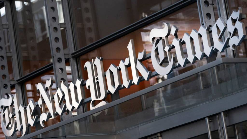 ARCHIV - Der Schriftzug «The New York Times» hängt über dem Eingang zum Gebäude. Foto: Mark Lennihan/AP/dpa