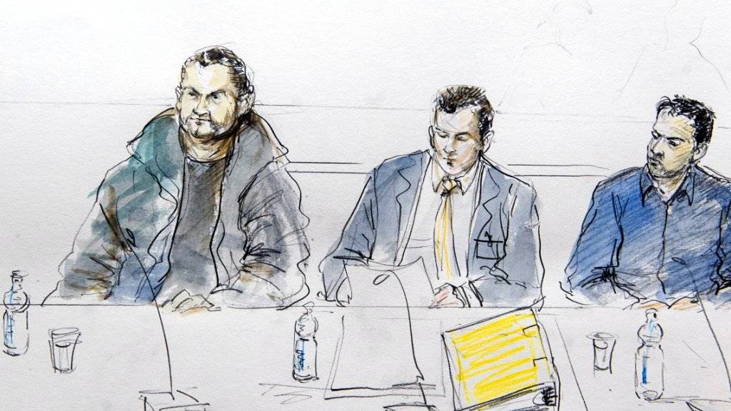 Prozess nach vier Tagen beendet: Zwei der vier angeklagten Iraker und ihr Verteidiger im Gerichtssaal.