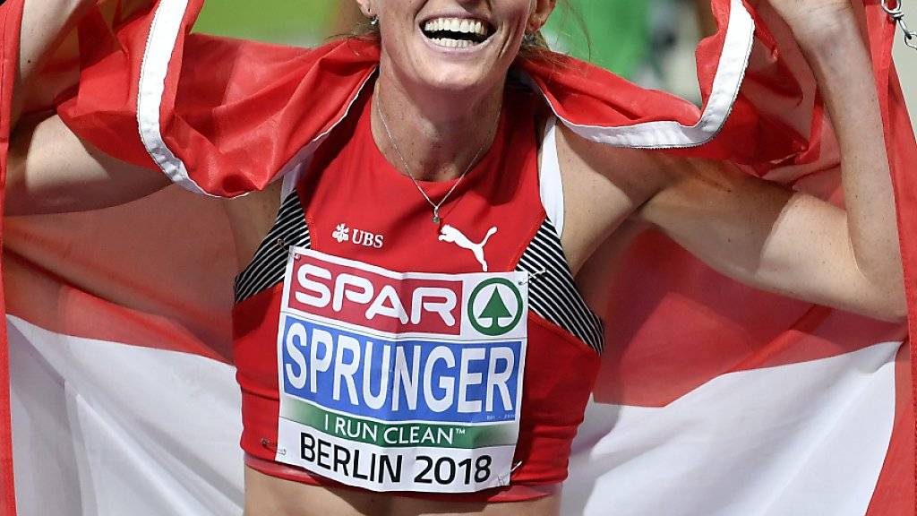 Lea Sprunger jubelt nach ihrem Goldlauf mit der Schweizer Fahne.