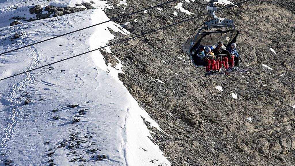 Skifahrer auf dem Sessellift «Ice Flyer» auf dem Titlis Gletscher (Archivbild).