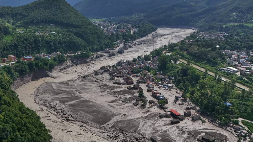 Behörde: Hunderte Touristen nach Sturzflut in Nepal vermisst