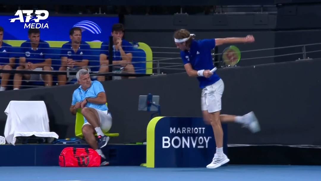 Tsitsipas rastet aus und trifft seinen Vater mit dem ...