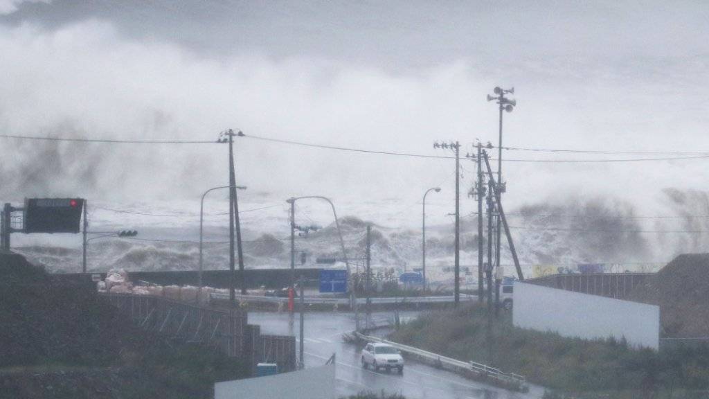 Der Taifun peitscht das Meer vor Ishinomaki auf: Die Menschen in der Provinz wurden aufgerufen, sich vor dem Unwetter in Sicherheit zu bringen.