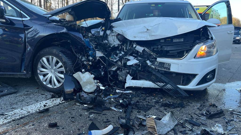 Heftiger Crash mit drei Autos – zwei Personen verletzt