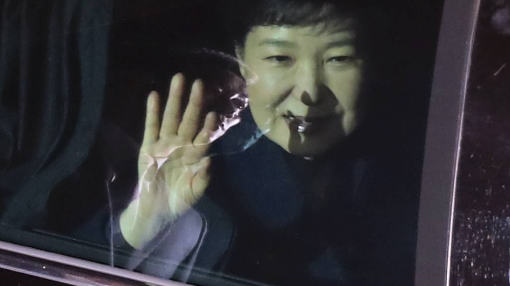 Ex-Präsidentin Park Geun Hye winkt bei der Fahrt zu ihrer Privatresidenz ihren Anhängern vom Auto aus