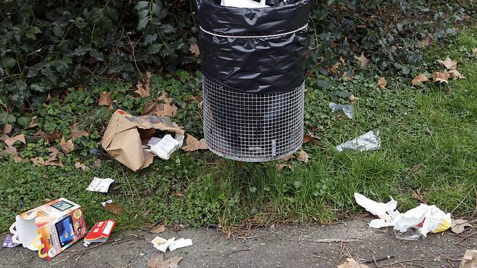 Nationalrat will Liegenlassen von Abfällen büssen