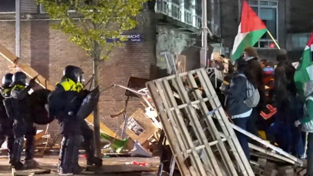 SCREENSHOT - Die Polizei nimmt etwa 125 Aktivisten fest, als sie ein propalästinensisches Demonstrationscamp an der Universität Amsterdam auflöst. Foto: InterVision/AP/dpa