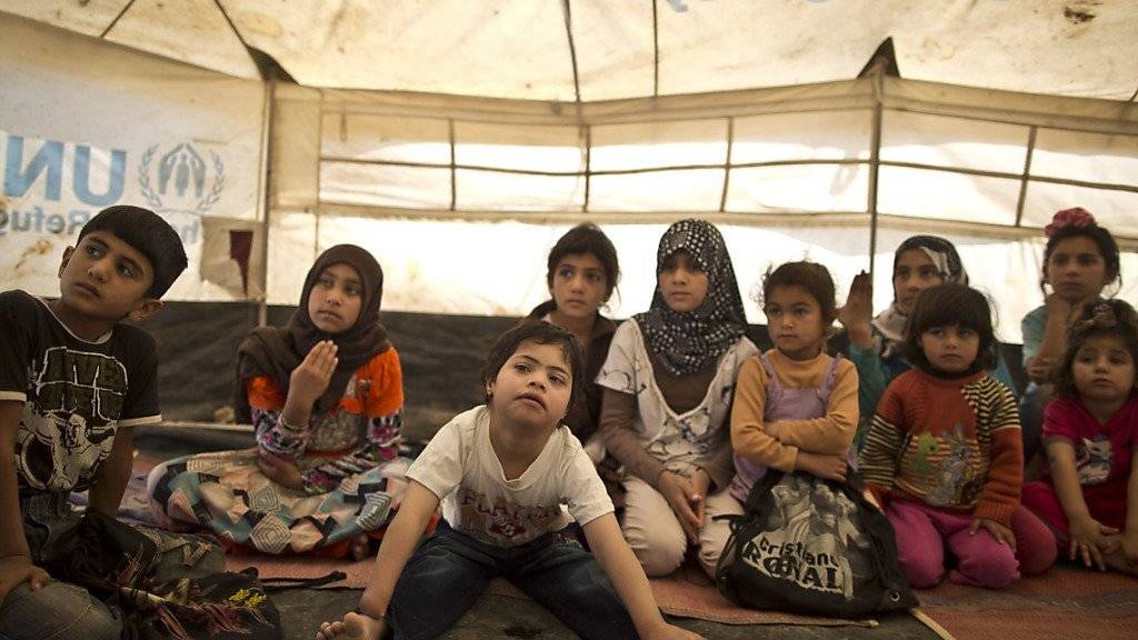 Syrische Flüchtlingskinder erhalten in Jordanien Schulunterricht in einem Zelt. (Archiv)