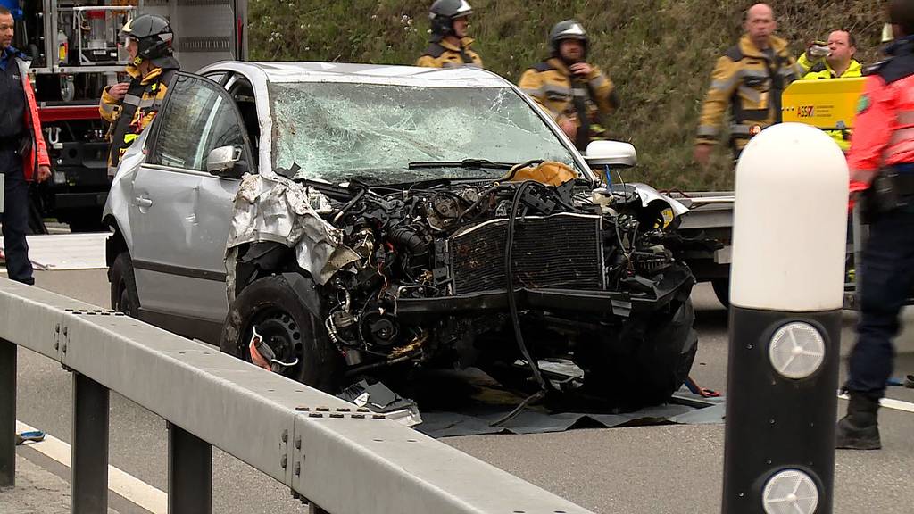 Nach Überholmanöver: Auto landet in Lütisburg in Bachbord