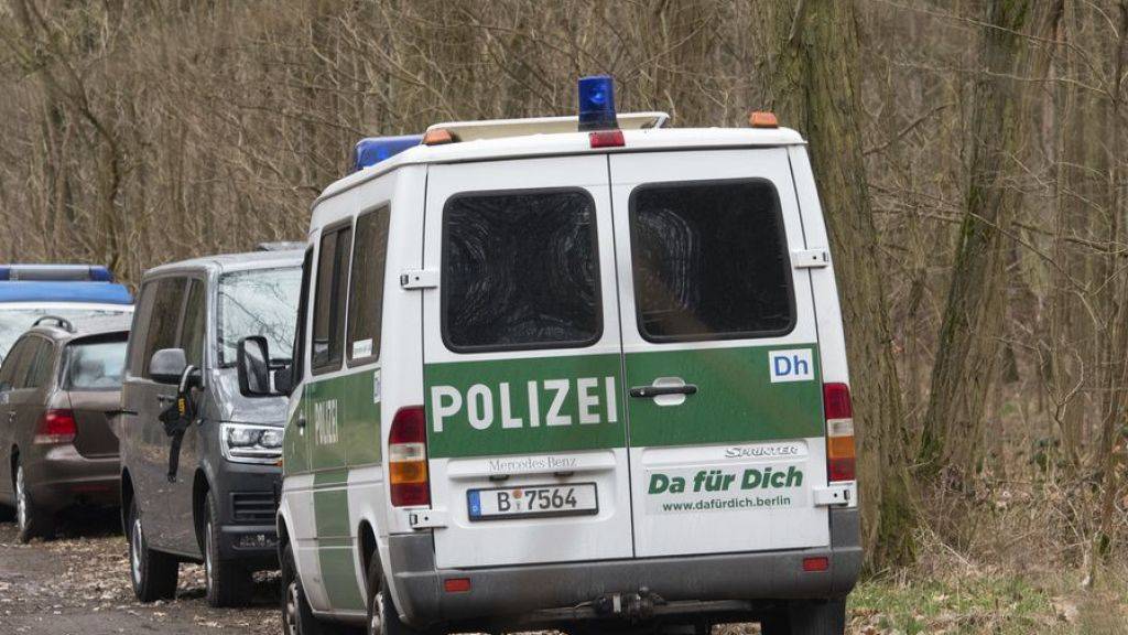 Einsatzfahrzeuge der Berliner Polizei stehen bei Kummersdorf (Oder-Spree) an einem Waldstück, wo die Beamten nach der vermissten Rebecca suchen.