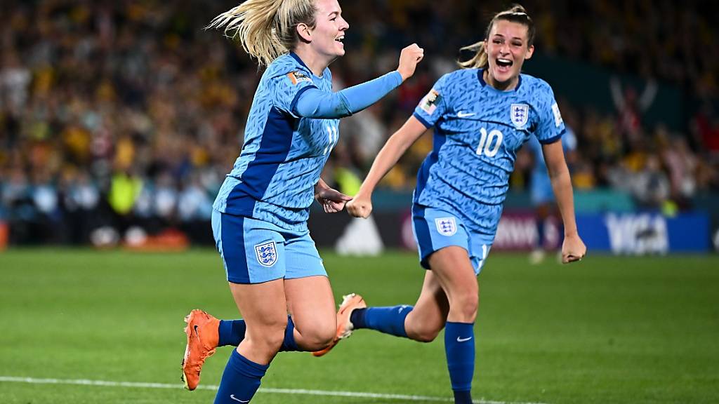 Lauren Hemp feiert ihren siegbringenden Treffer gegen Australien