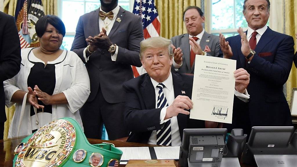 Im Beisein verschiedener Prominenter hat US-Präsident Donald Trump den rassistisch diskriminierten Schwergewichtsboxer Jack Johnson posthum rehabilitiert.