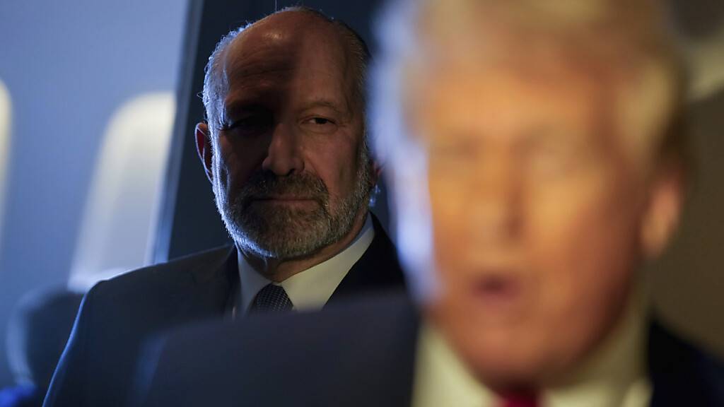 ARCHIV - US-Handelsminister Howard Lutnick hört zu, wie Präsident Donald Trump zu Reportern spricht. Foto: Uncredited/AP/dpa/Archivbild