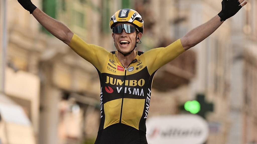 Der Belgier Wout Van Aert freut sich in Sanremo über seinen Sieg am ersten grossen Klassiker des Jahres