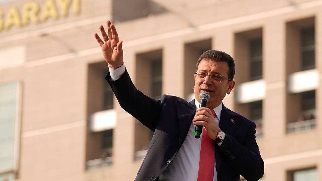 ARCHIV - Istanbuls Bürgermeister Ekrem Imamoglu spricht zu seinen Anhängern vor dem Istanbuler Gerichtsgebäude. Imamoglu war in U-Haft genommen worden. Foto: Emrah Gurel/AP/dpa