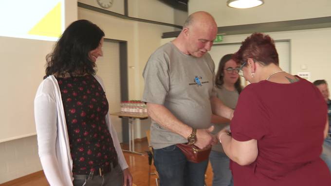 Zertifikatsübergabe: 15 Menschen beenden Peer-Ausbildung