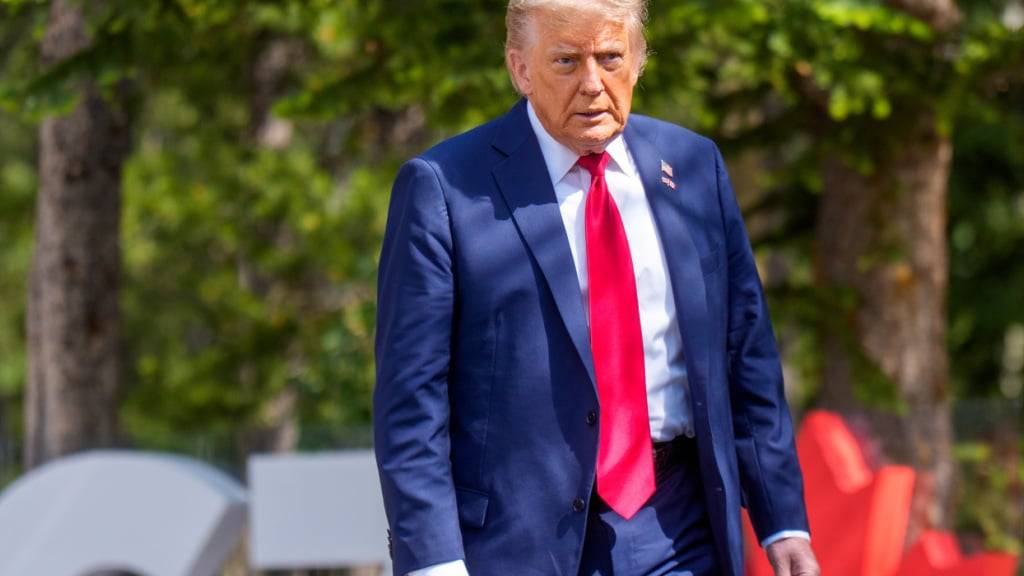 dpatopbilder - US-Präsident Donald Trump geht zum G7-Gipfel an der Pomeroy Kananaskis Mountain Lodge. Foto: Michael Kappeler/dpa-Pool/dpa