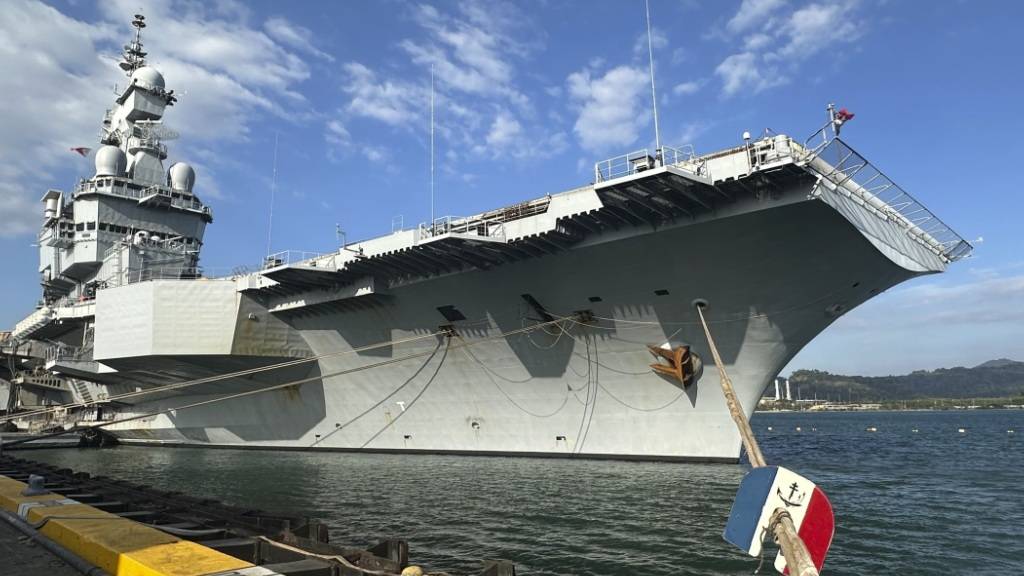 ARCHIV - Der französische Flugzeugträger Charles de Gaulle legt am Sonntag, 23. Februar 2025, im Hafen von Subic Bay an, einem ehemaligen US-Marinestützpunkt nordwestlich von Manila, Philippinen. Foto: Joeal Calupitan/AP/dpa/Archiv