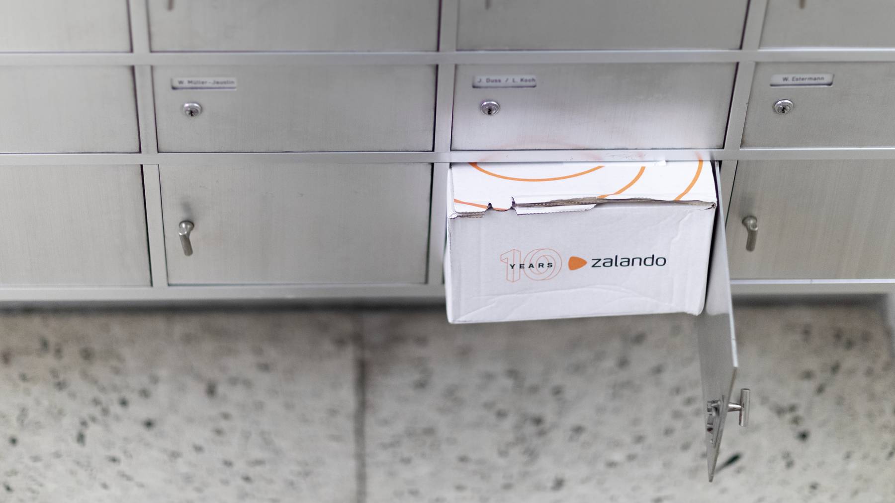 A Zalando parcel in a mail box, in Lucerne, Switzerland, on October 23, 2018. /// Zalando Päckli Päckli-Boom Paketboom Online-Händler Onlinehandel
