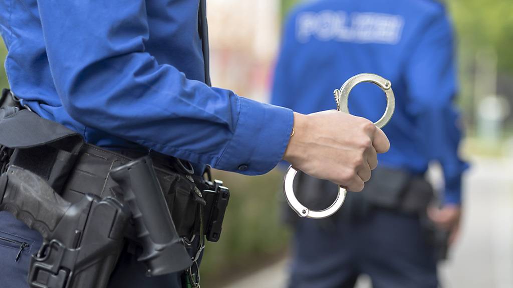 Die Kantonspolizei Schwyz hat zwei Männer, die an einem Raubüberfall beteiligt waren, gefasst. (Symbolbild)