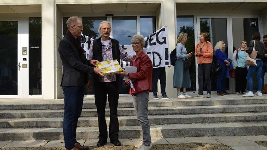 Die Petition ist dem Stadtzürcher Finanzdirektor Daniel Leupi übergeben worden.