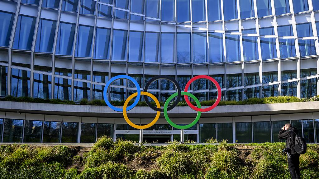 IOC schliesst Russen und Belarussen von Athletenparade aus