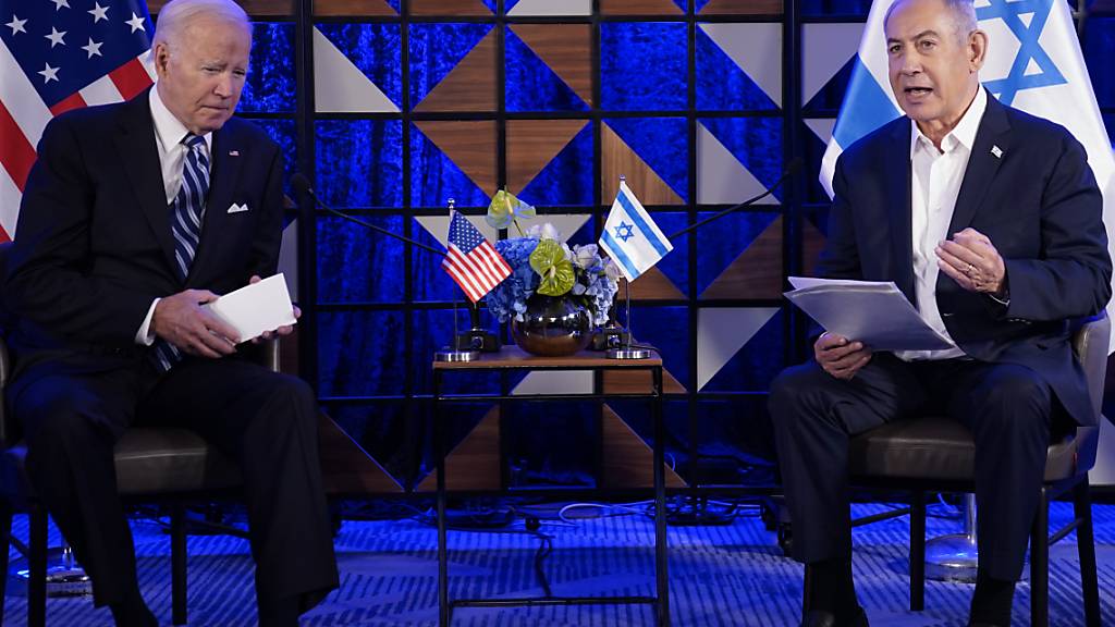 ARCHIV - Joe Biden (l), Präsident der USA, und Benjamin Netanjahu, Ministerpräsident von Israel, sitzen für Gespräche bei ihrem Treffen zusammen. Foto: Evan Vucci/AP