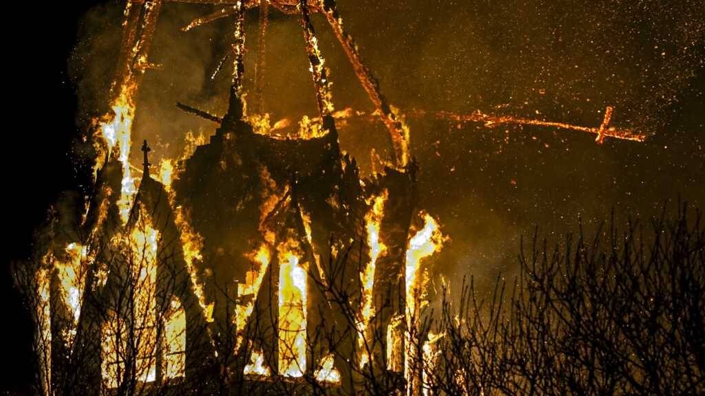 Kirche in Amsterdam durch Brand in Silvesternacht zerstört