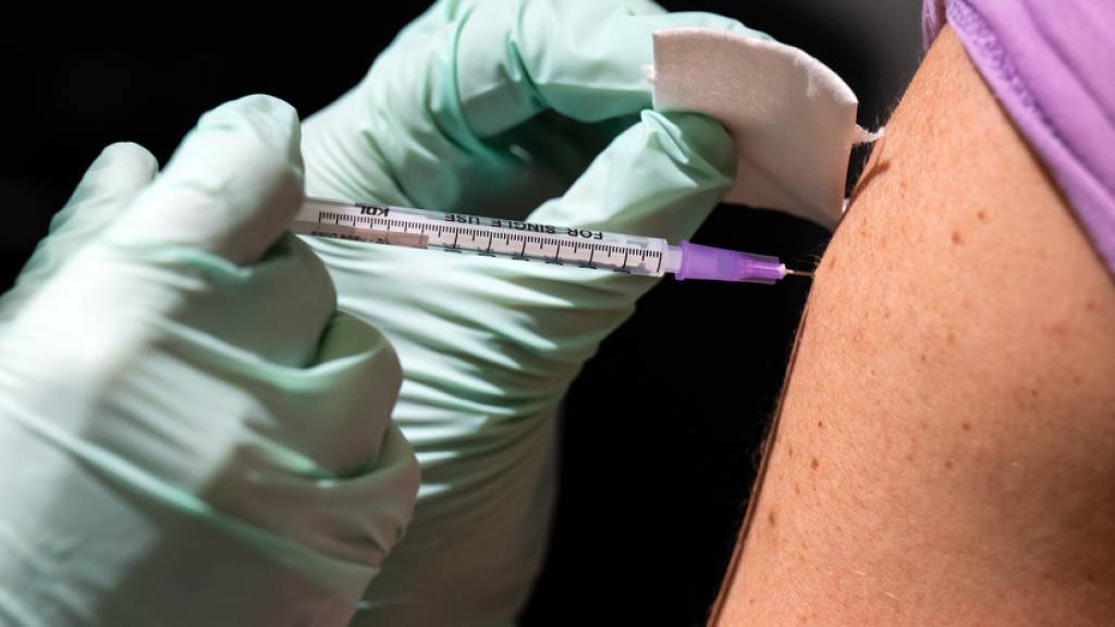 Um die neueste Covid-19-Ansteckungswelle zu brechen, soll die Auffrischimpfung die breite Bevölkerung erreichen.