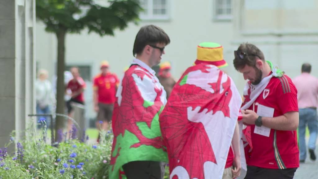 Im EM-Fieber: Fans von Frankreich und Wales pilgern nach St.Gallen