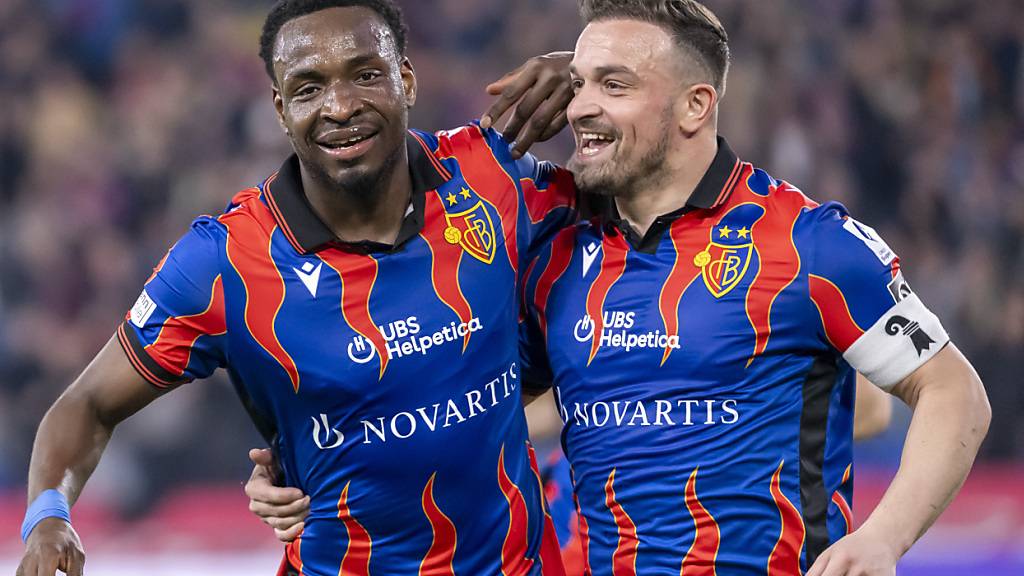 Philip Otele weiss, bei wem er sich nach seinem Fallrückzieher zum 2:0 zu bedanken hat: beim Freistoss-Künstler Xherdan Shaqiri