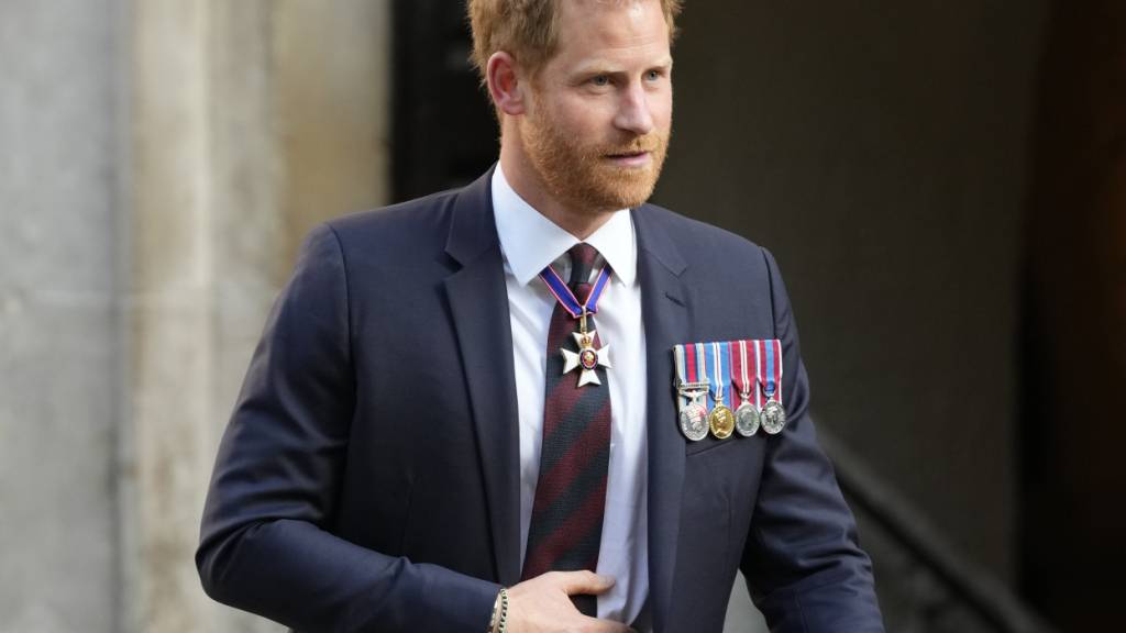 ARCHIV - Der britische Prinz Harry verlässt die St. Paul's Cathedral in London. Foto: Kirsty Wigglesworth/AP/dpa/Archivbild