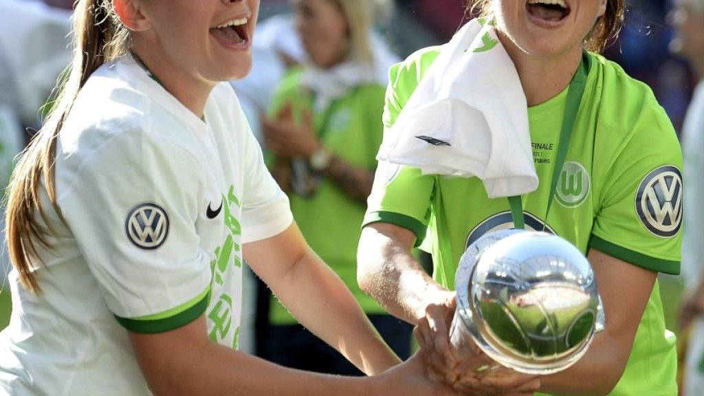 Schweizer Jubel im deutschen Frauen-Cup: Noëlle Maritz (links) und Vanessa Bernauer gewinnen mit Wolfsburg die Trophäe