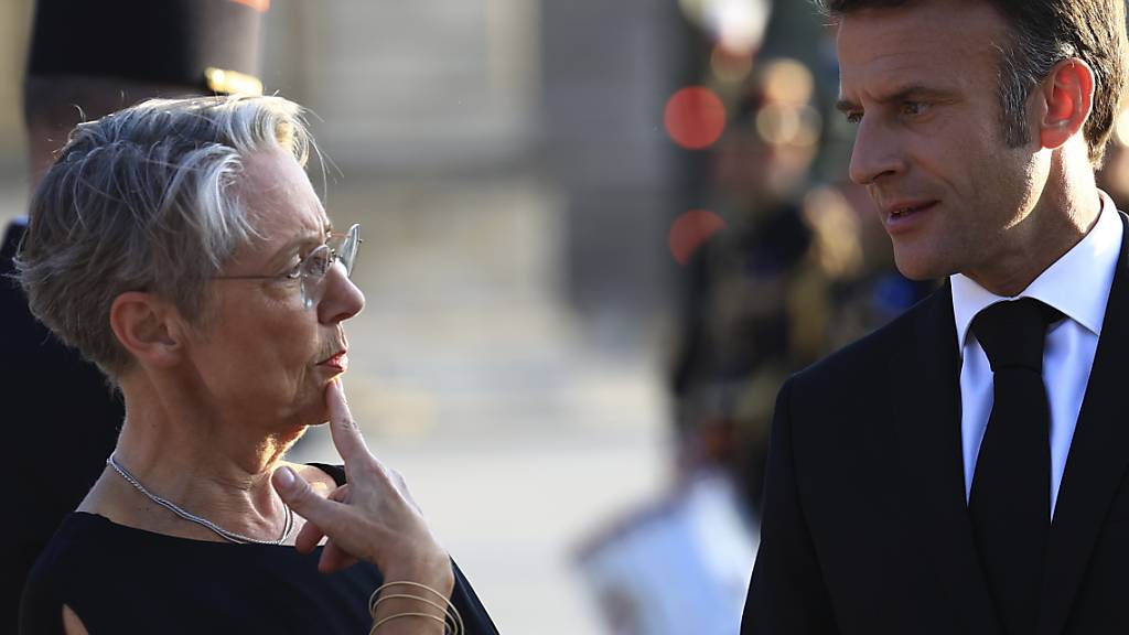Präsident Emmanuel Macron hat beschlossen, Premierministerin Elisabeth Borne im Amt zu lassen. Foto: Aurelien Morissard/AP/dpa